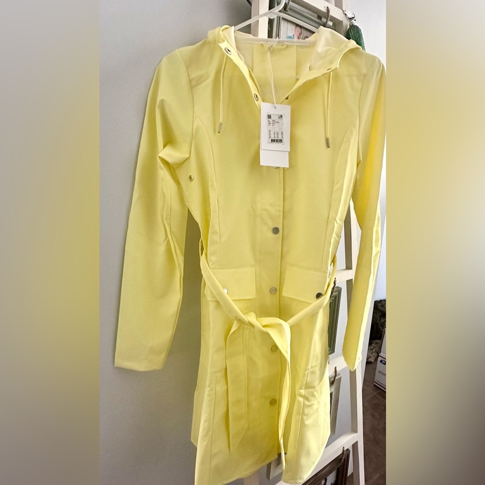 Rains Women’s Rain Jacket with belt. This color comes with a belt.